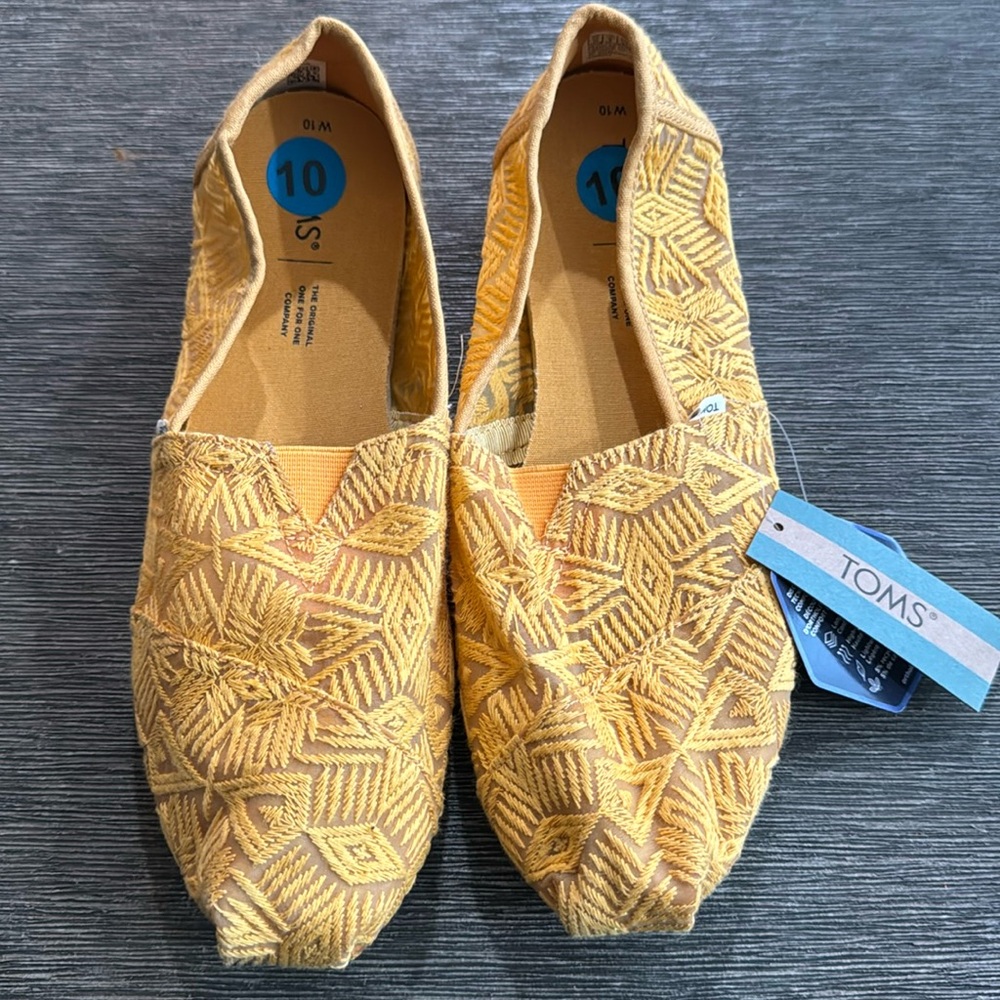 Women’s Bnwt Tom’s size 10